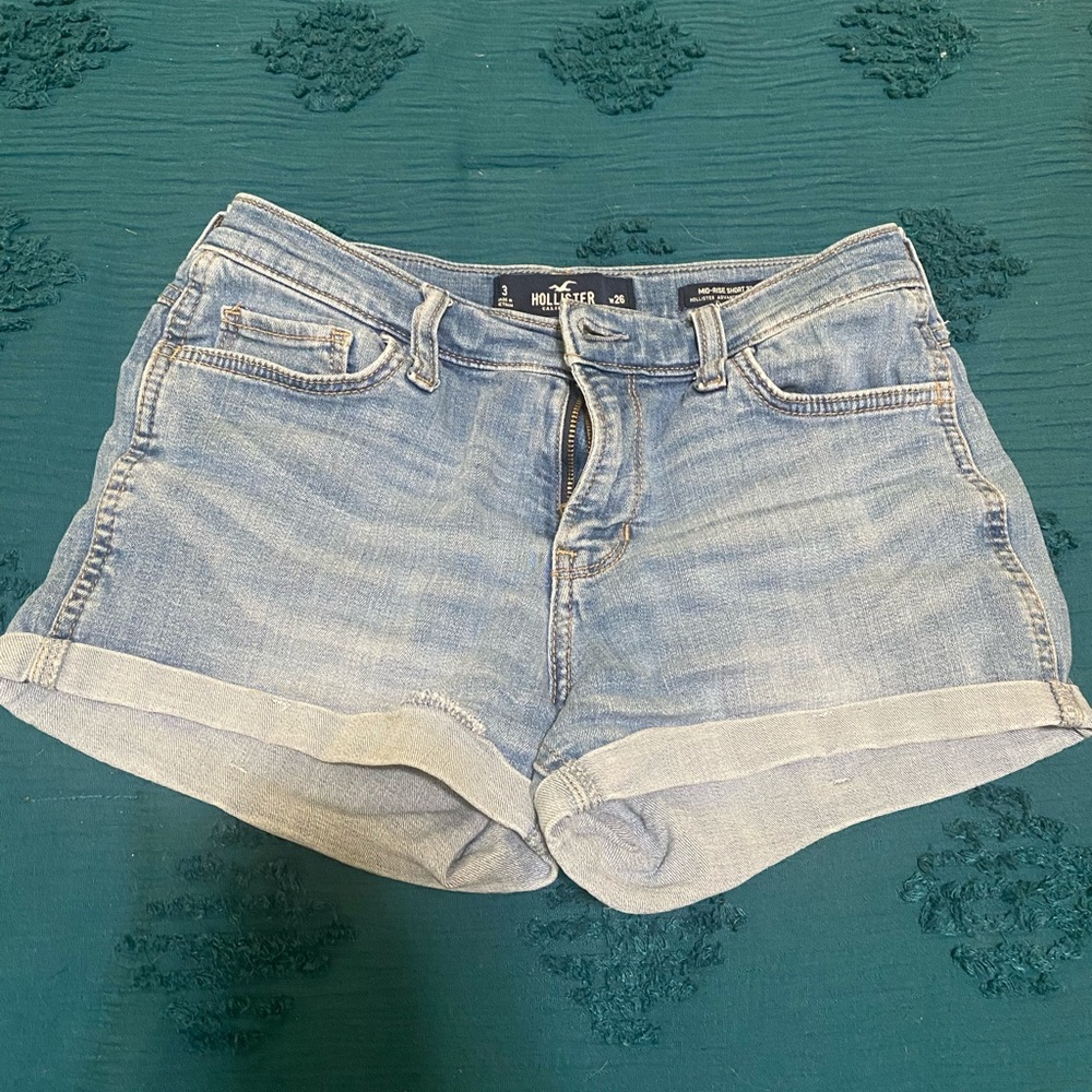 Used Hollister jean shorts size 3/26. Mid rise short 3”